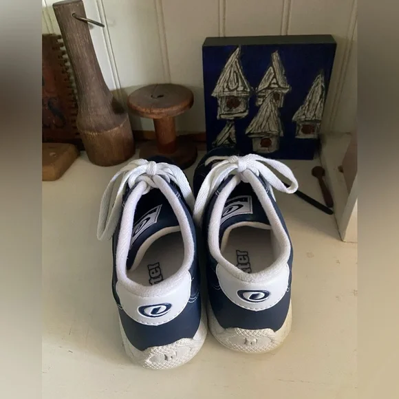 Dexter - Picture 3 of 5